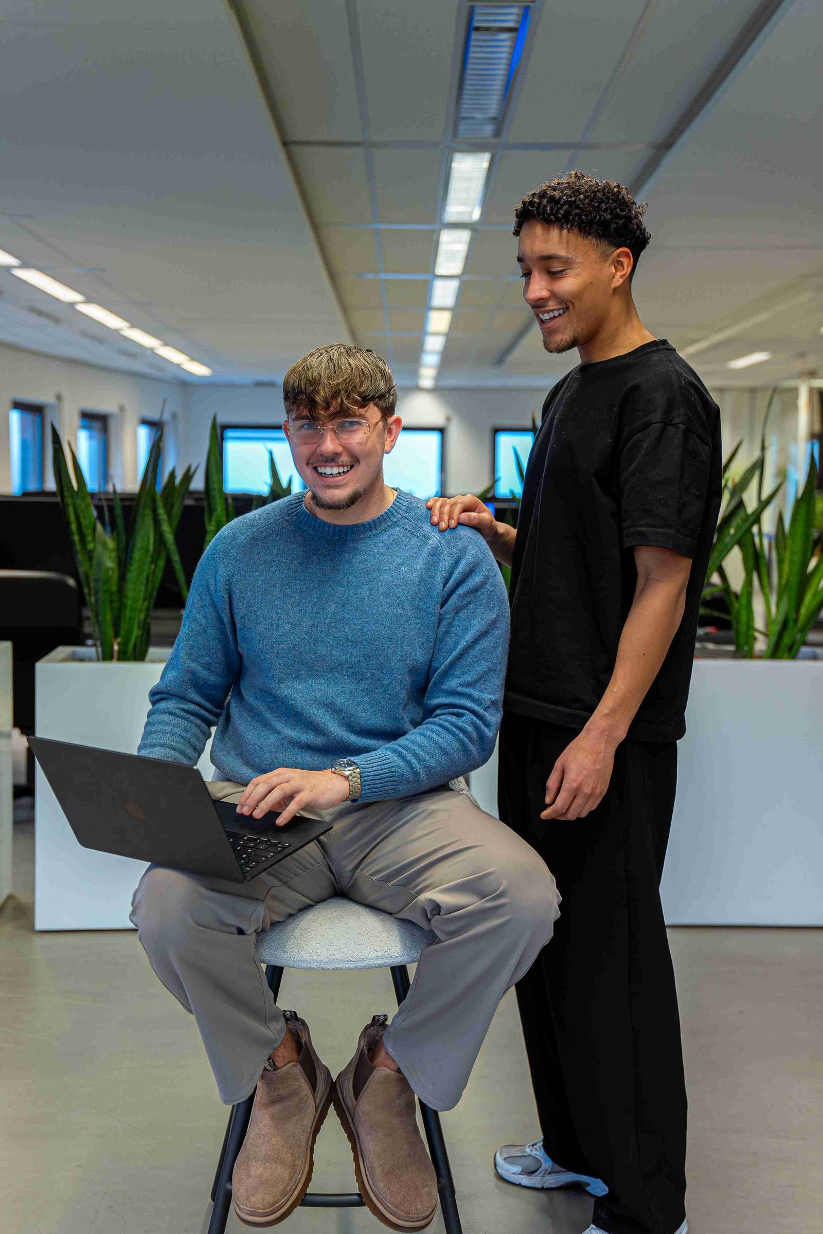 Pepijn en Leon aan het werk bij De Netwerqer